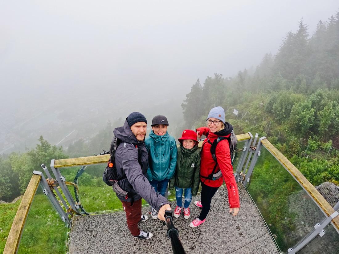 Auf dem Floyen mit Wolken ueber Bergen