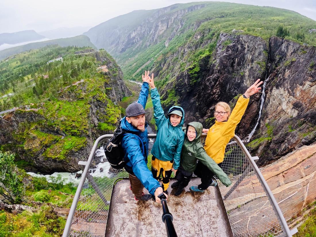 Auf der Besucherplattform des Voringsfossen in norwegen