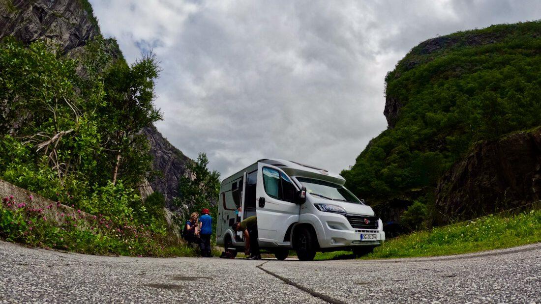 Die Wanderschuhe werden ausgezogen