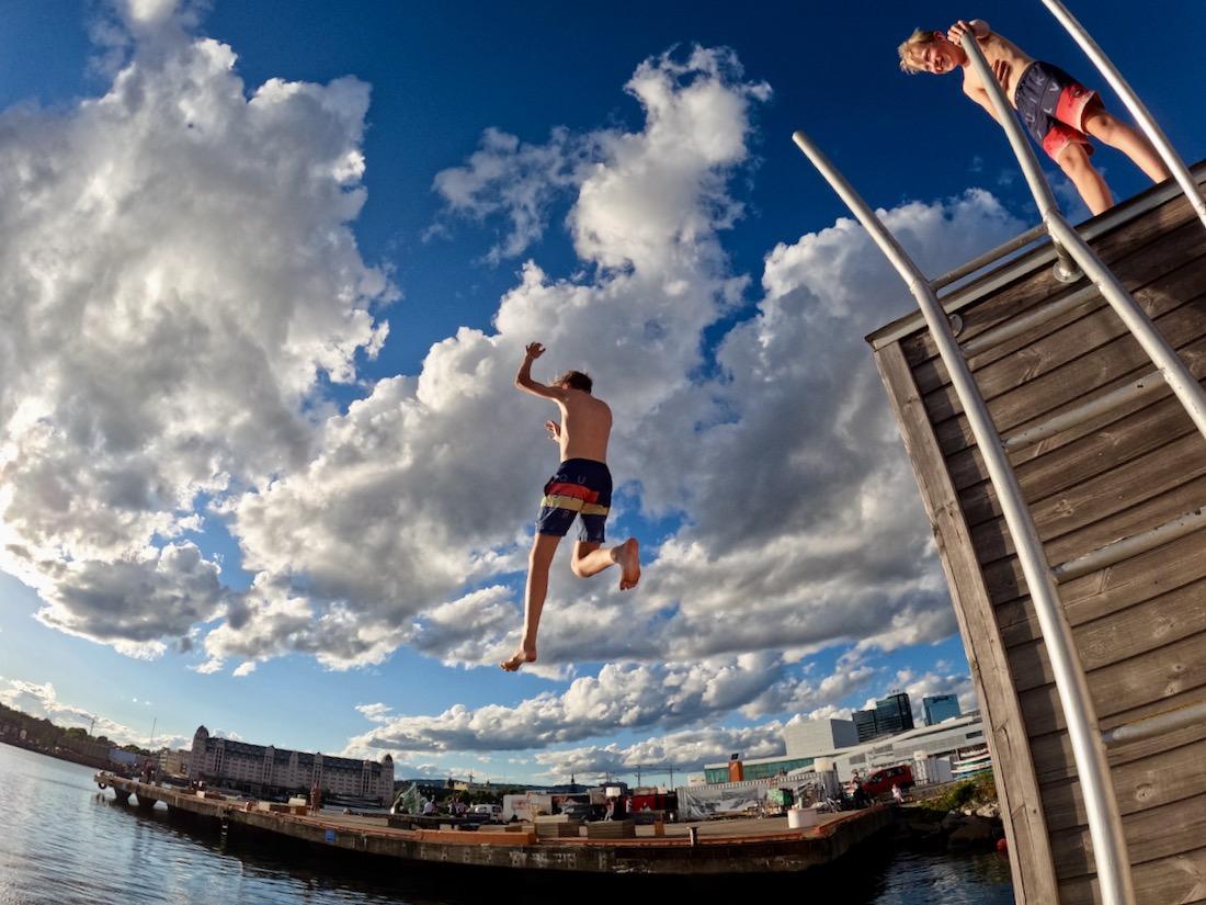 Flo springt von der Fjord Sauna