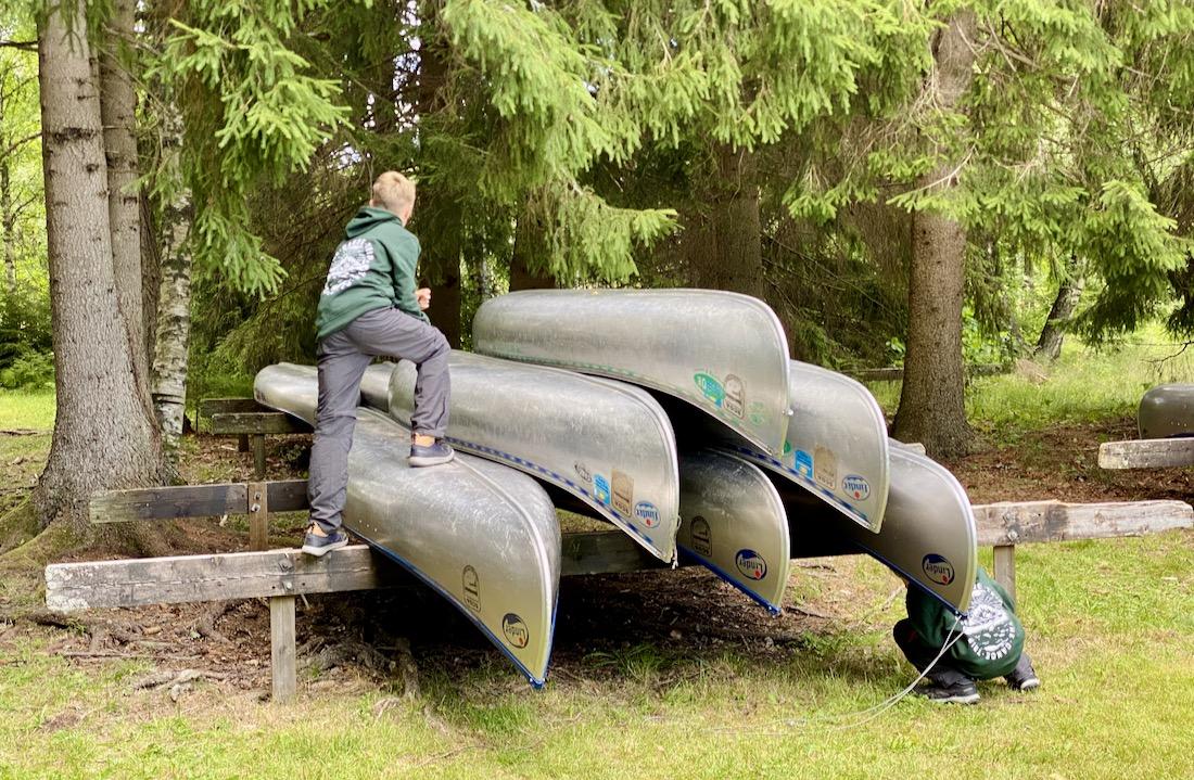 Flo und Ben checken die Kanus