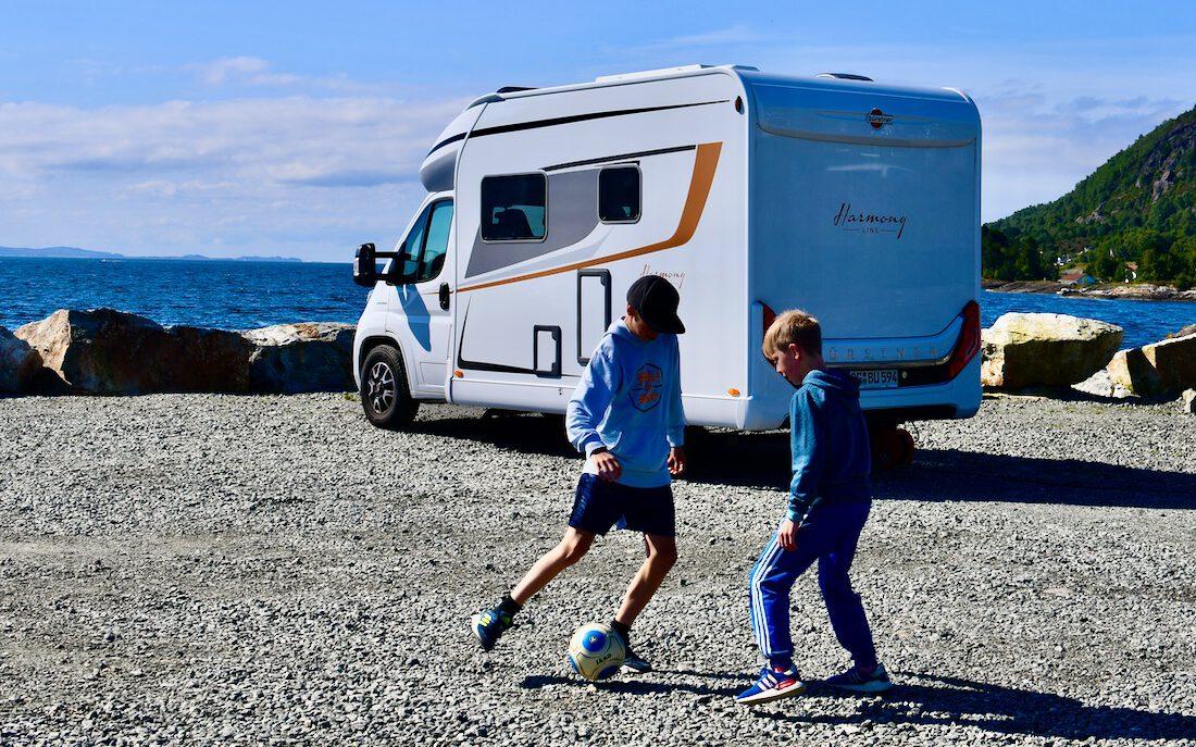 Flo und Ben spielen eine Runde Fußball