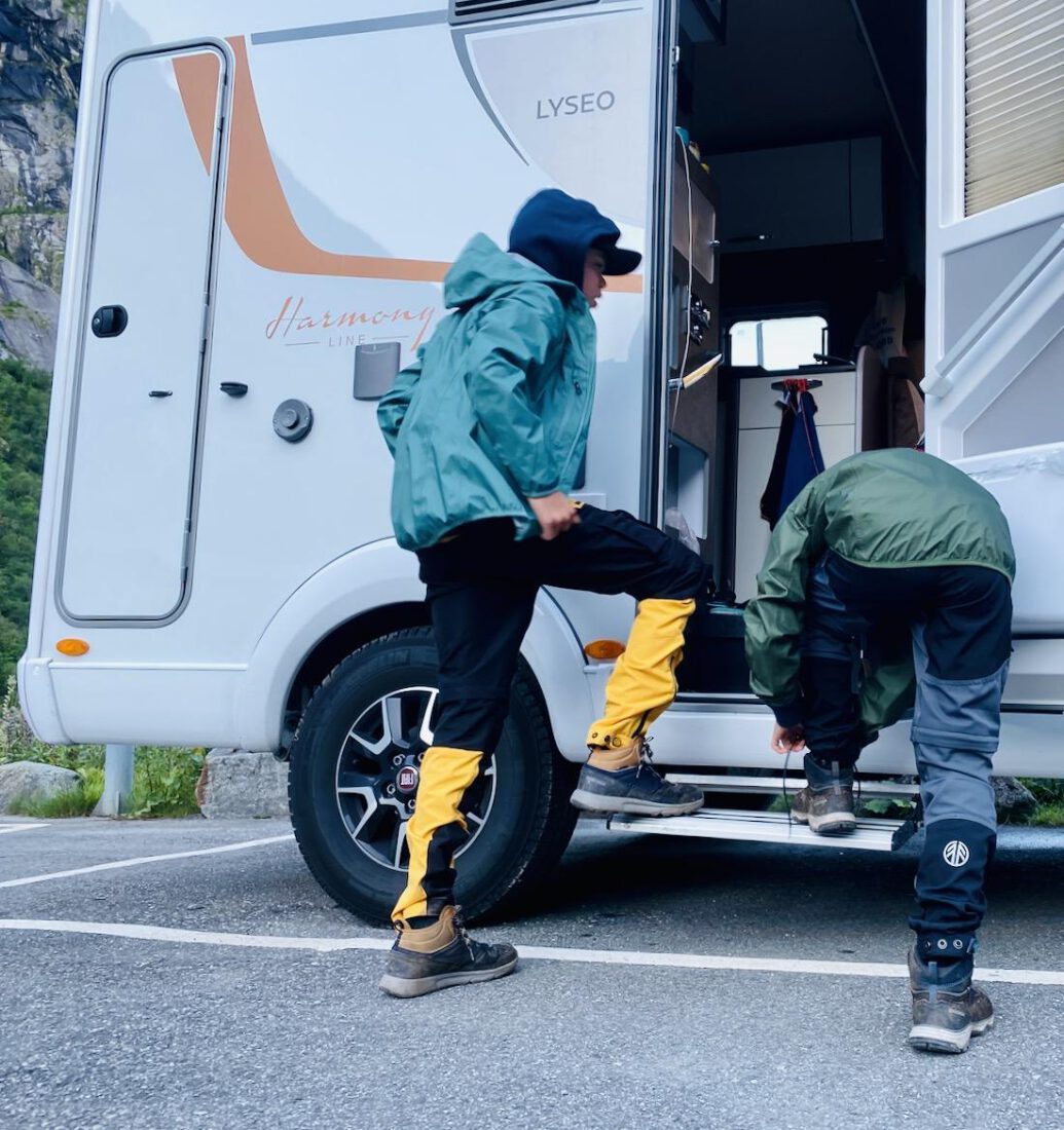 Flo und Ben ziehen Wanderschuhe an