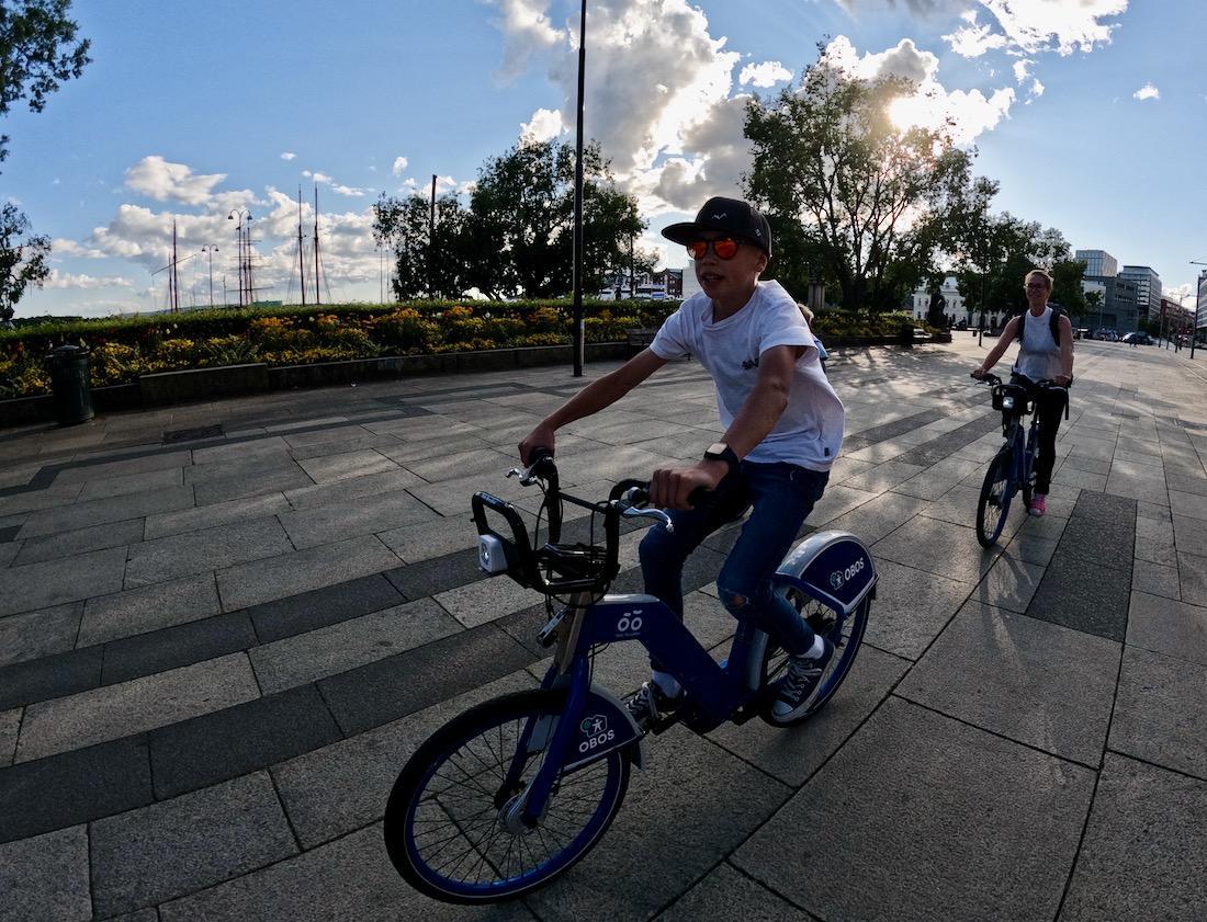 Flo und Melanie mit dem Fahrrad durch Oslo