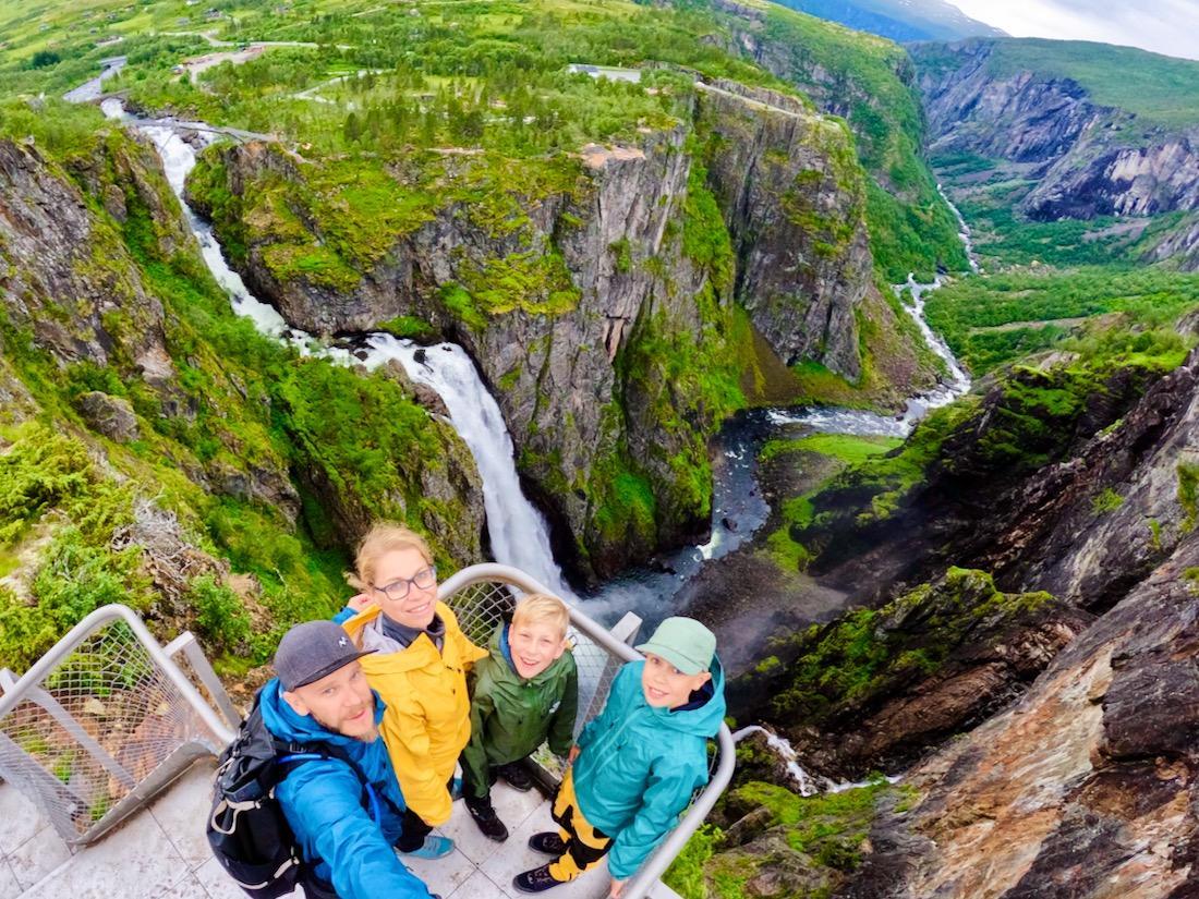 Fravely in Norwegen auf der Aussichtsplattform des Voringsfossen