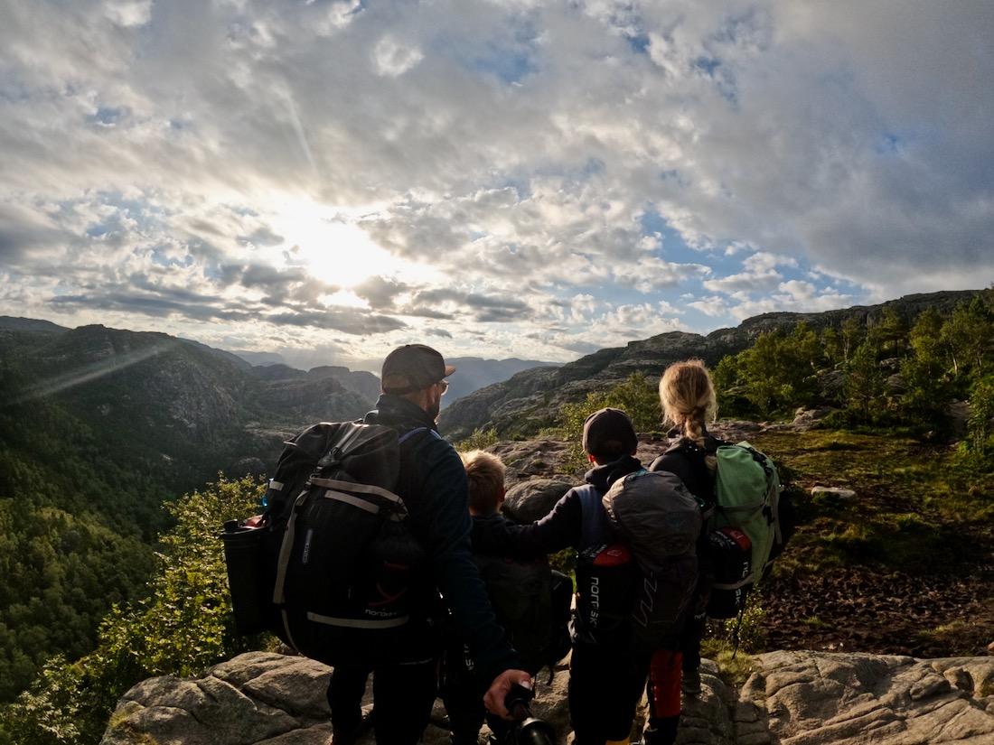 Fravely mit Isomatte und Schlafsack am Rucksack