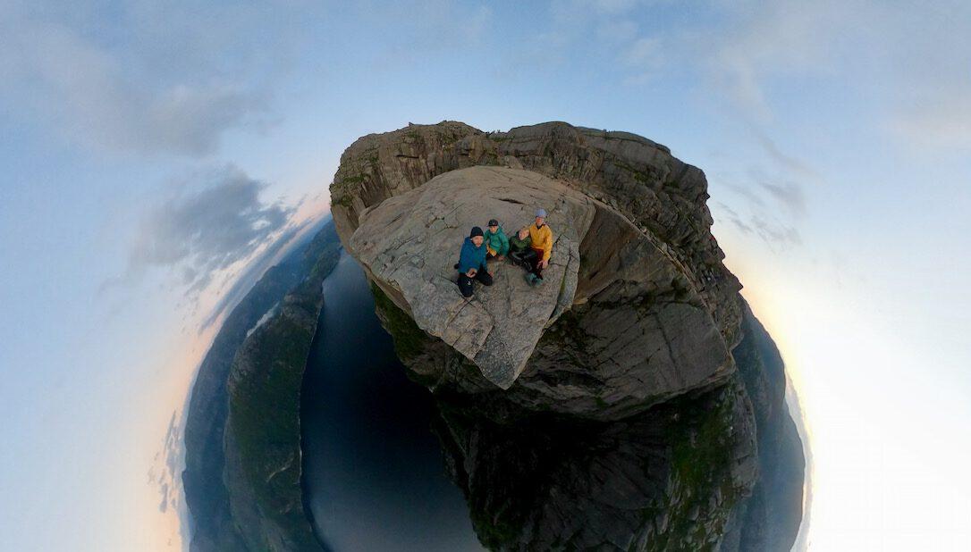 Fravely sitzt auf dem Preikestolen
