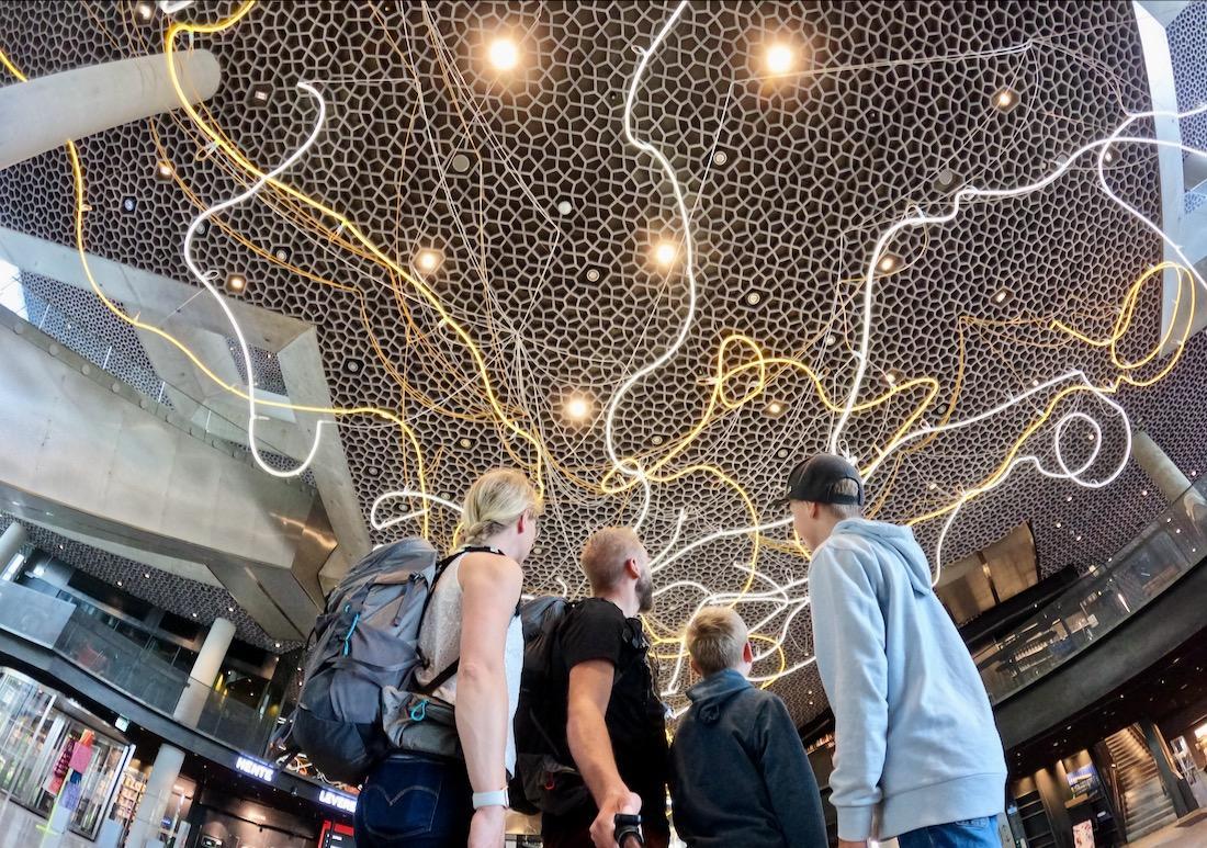 Fravly in der Deichmann Bibliothek