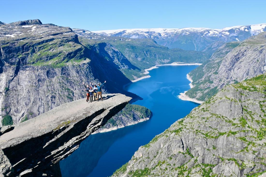Fravly steht auf der Trolltunga in Norwegen