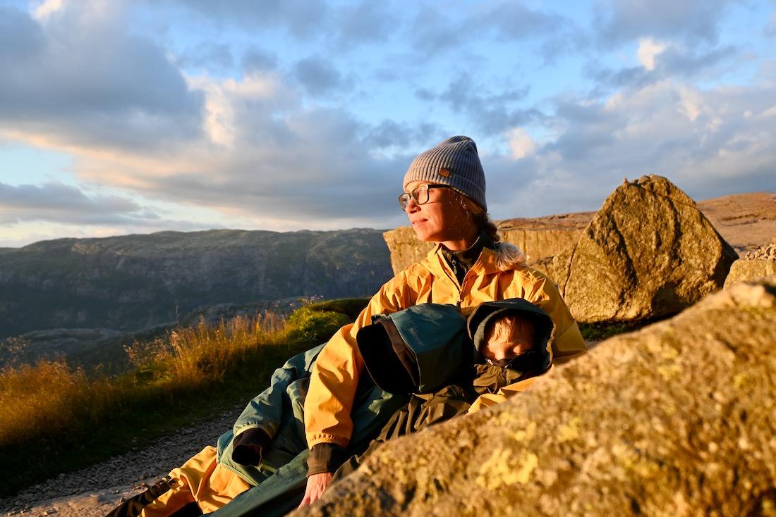 Melanie mit schlafenden Jungs am Preikestolen