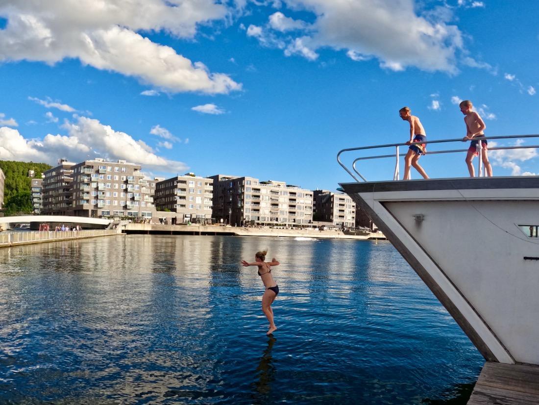 Melanie springt von der Fjordsauna