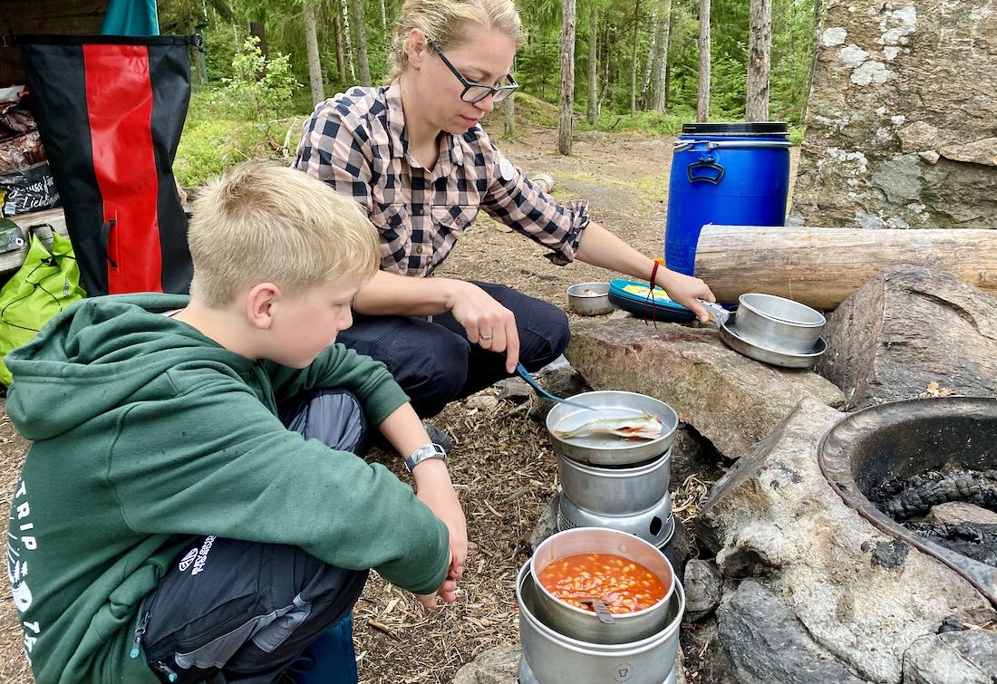 Melanie und Benjamin machen Abendessen mit dem Trangia