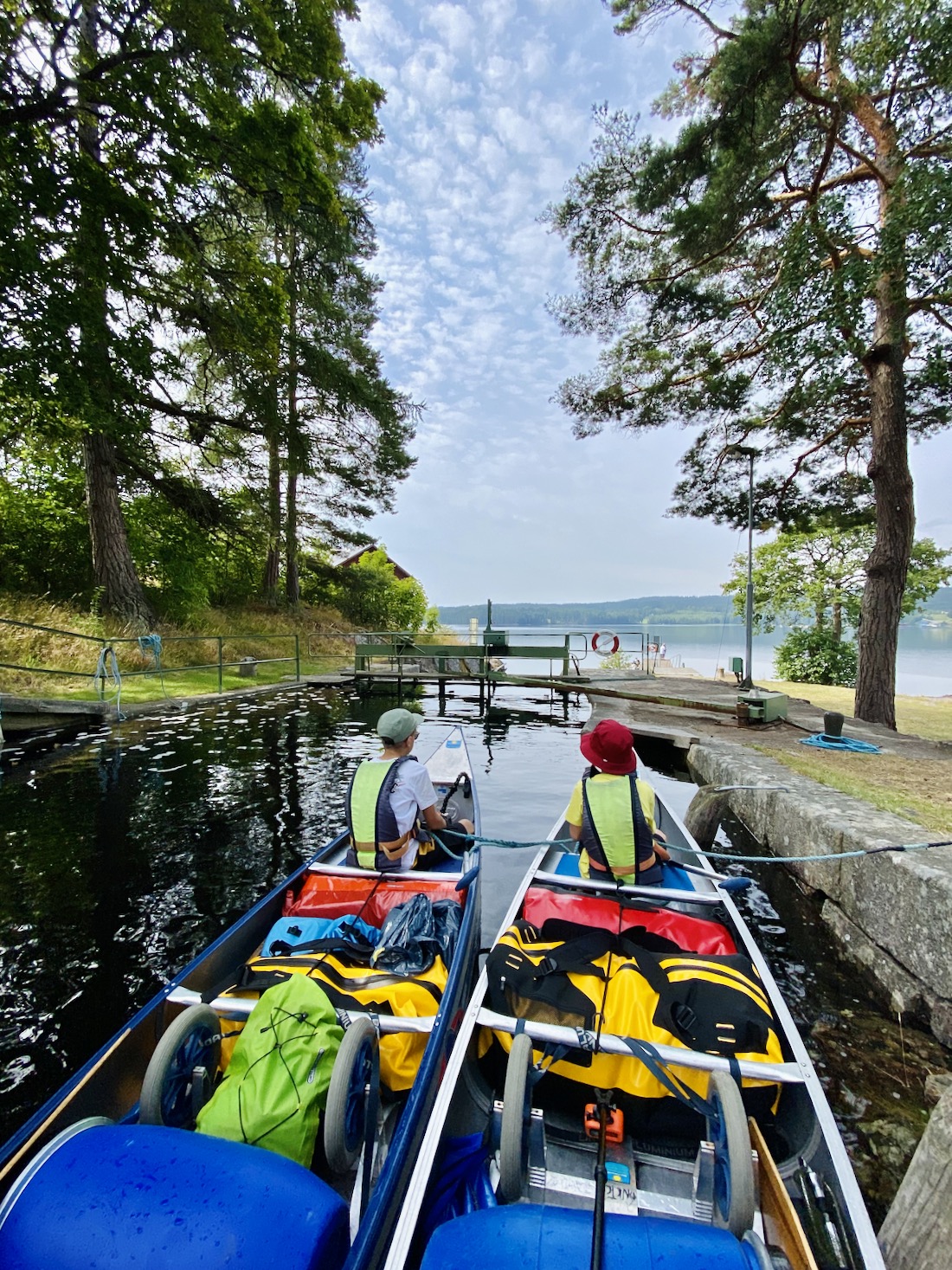 Mit den Kanus in der Schleuse