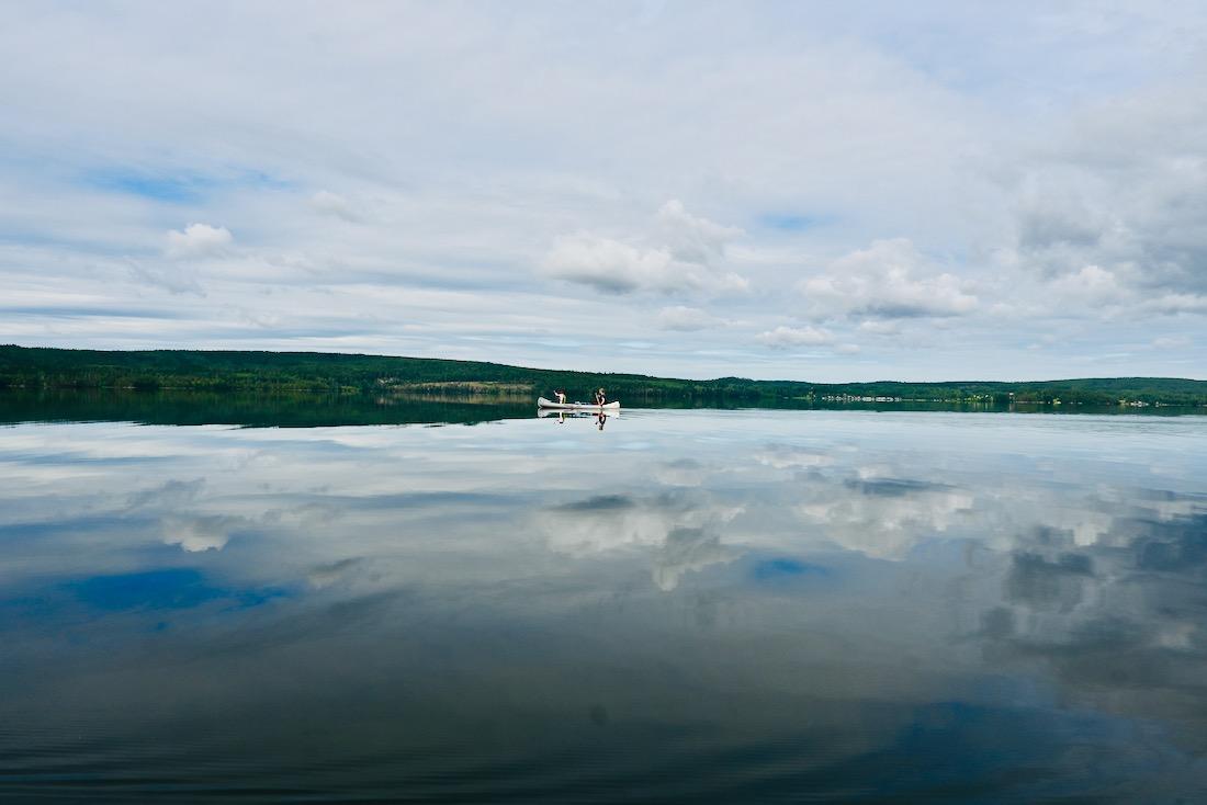 Spiegelglattes Wasser beim Kanu Trip