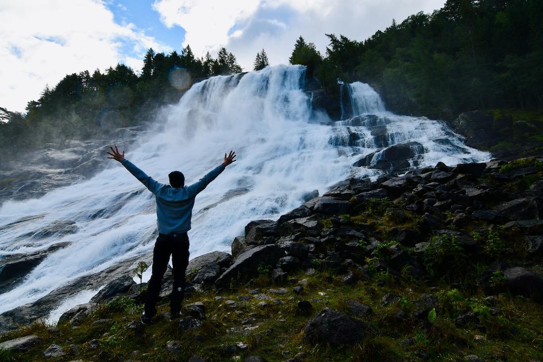 Thomas steht vor dem Wasserfall