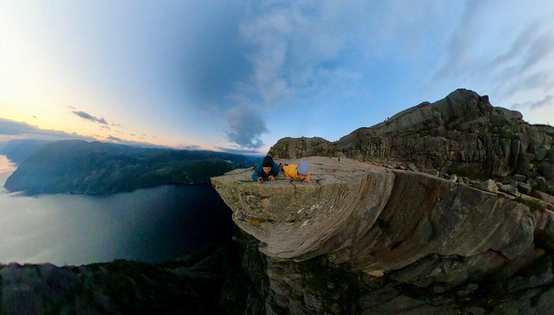 Thomas und Melanie schauen den Preikestolen hinunter