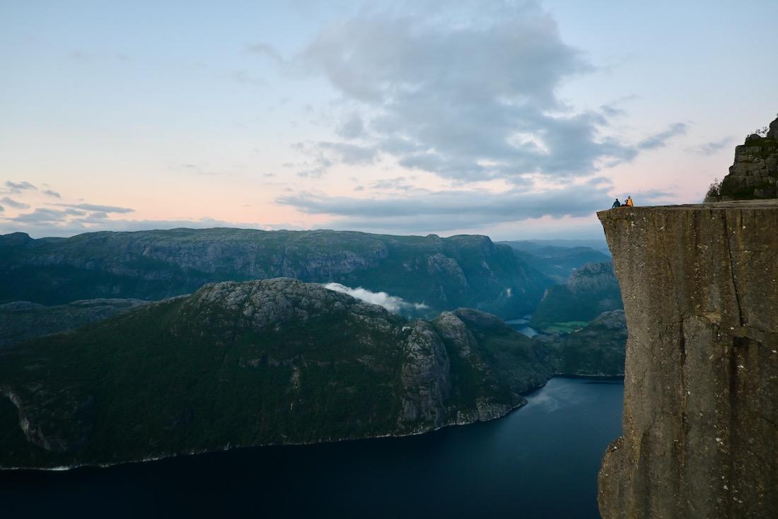 Wir sitzen auf dem Preikestolen in Norwegen