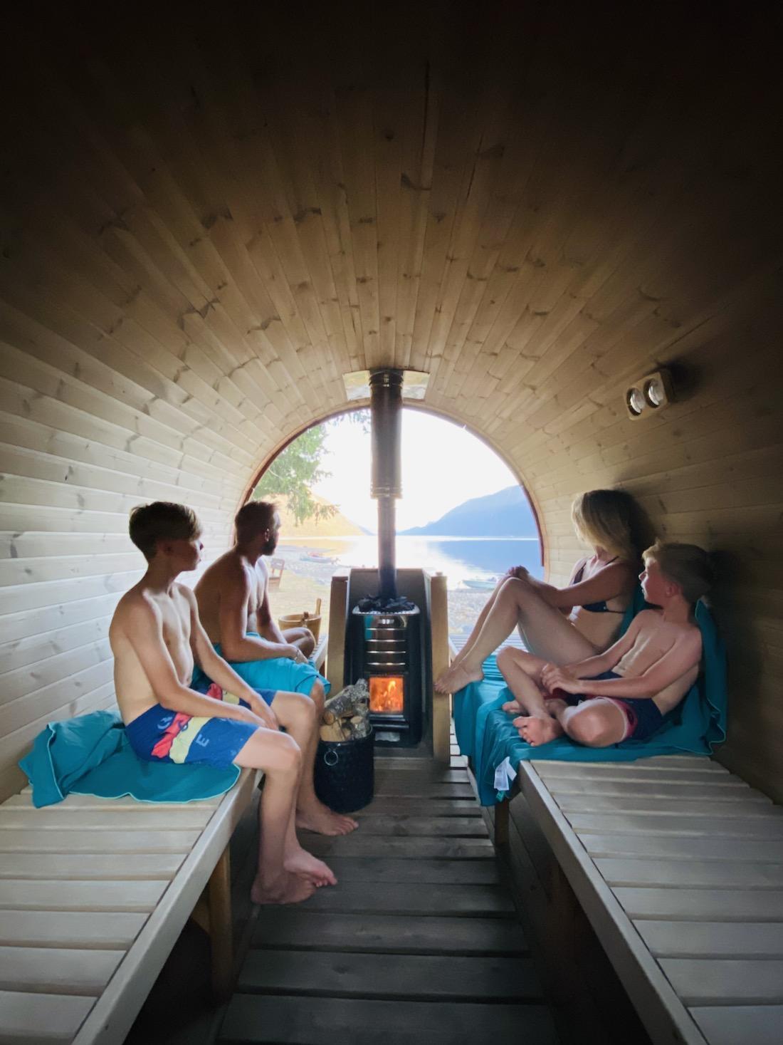 Wir sitzen in der Fass-Sauna