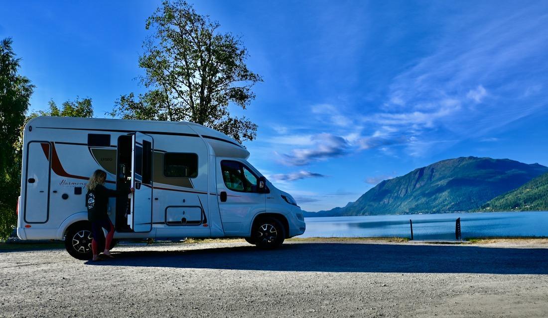 Wir starten mit der Camper am Tinnsja See in Norwegen