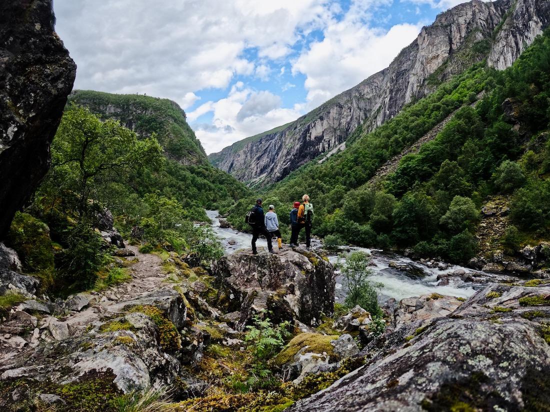 Wir stehen im Canyon Voringsfossen