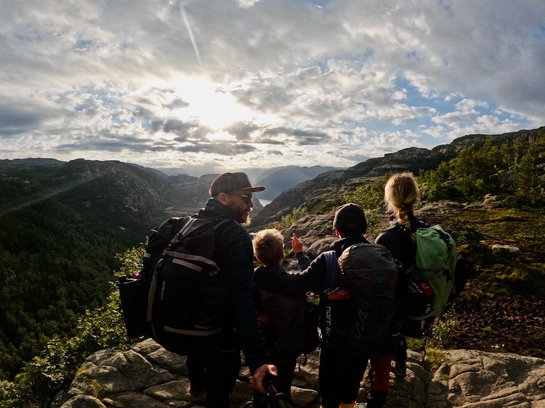 Wir stehen vor dem Sonnenaufgang am Preikestolen