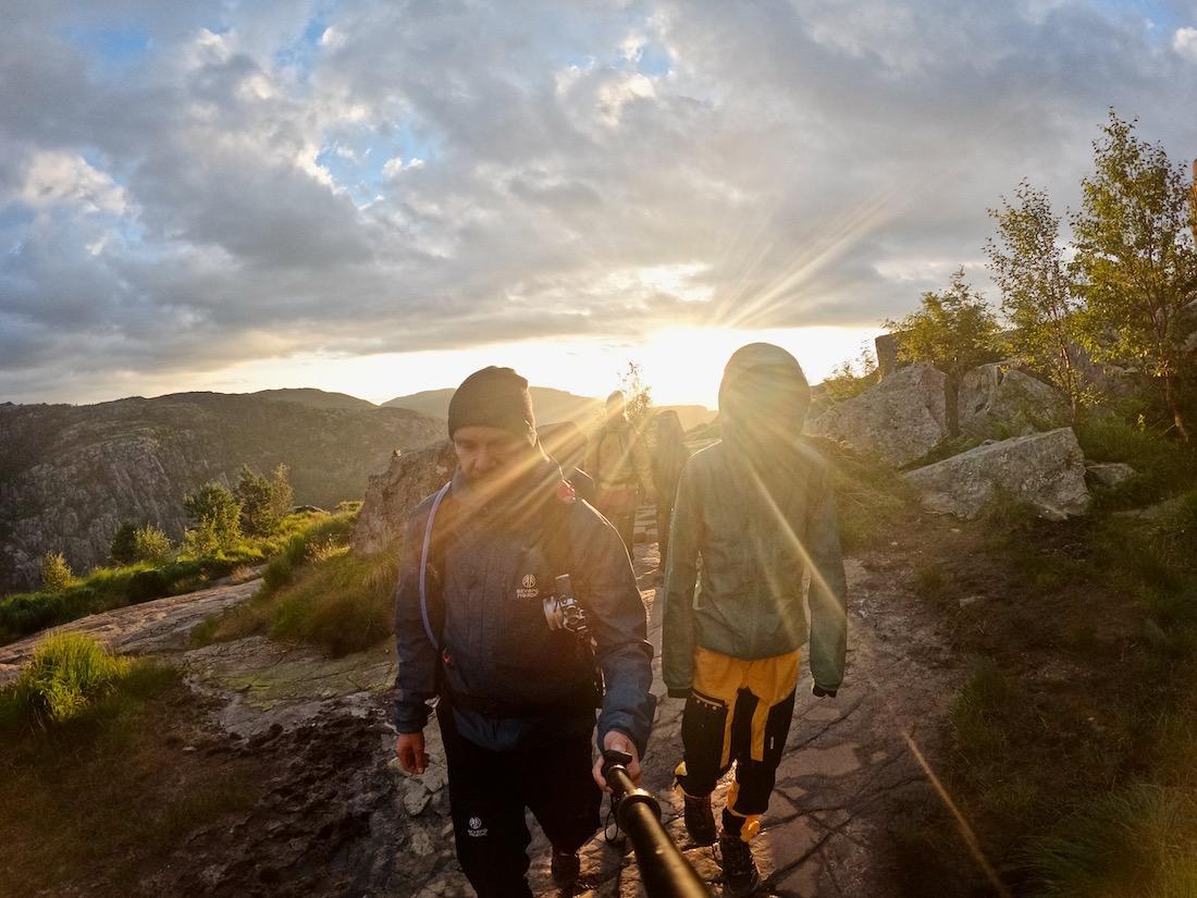 Wir wandern hinab vom Preikestolen in Norwegen