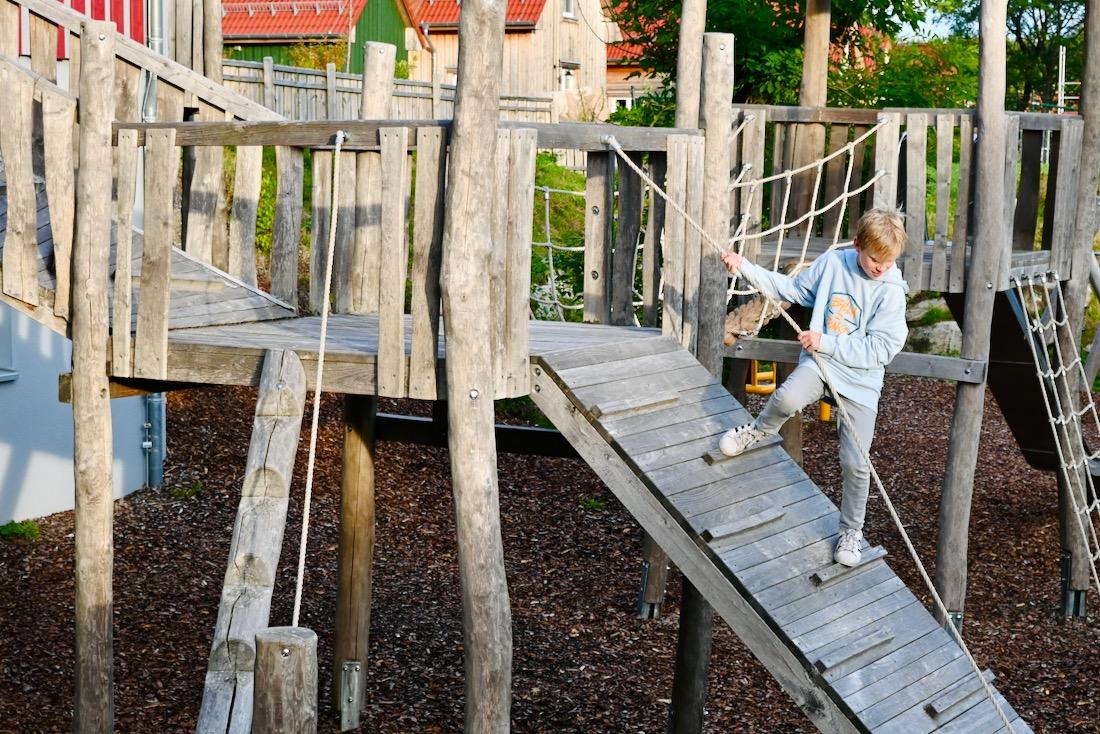 Ben klettert auf dem Spielplatz des Schierke Harzresort