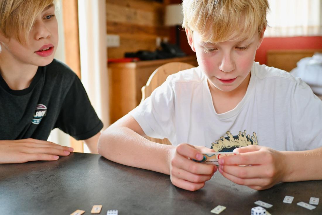 Ben liest eine Ereigniskarte