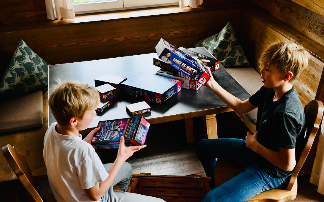 Ben und Flo schauen sich die Spielekiste an