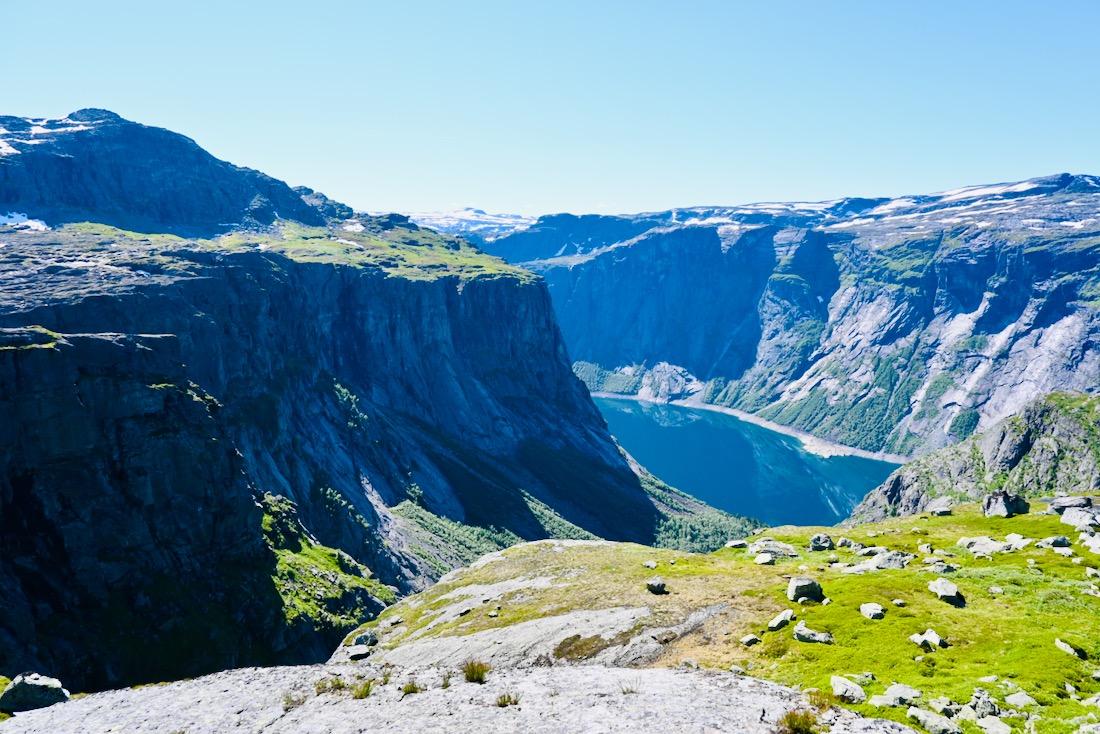 Der Ringedalsvatnet See und das Felsmassiv