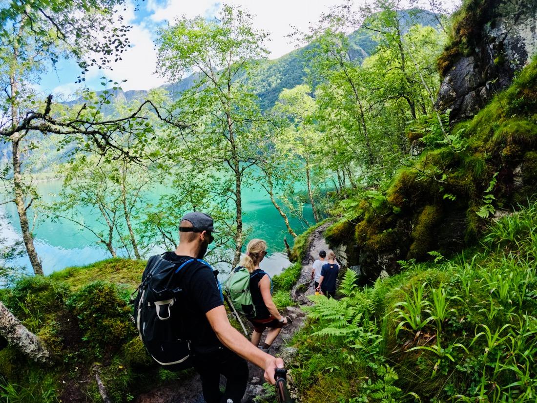 Der Weg am Bondhusvatnet vorbei