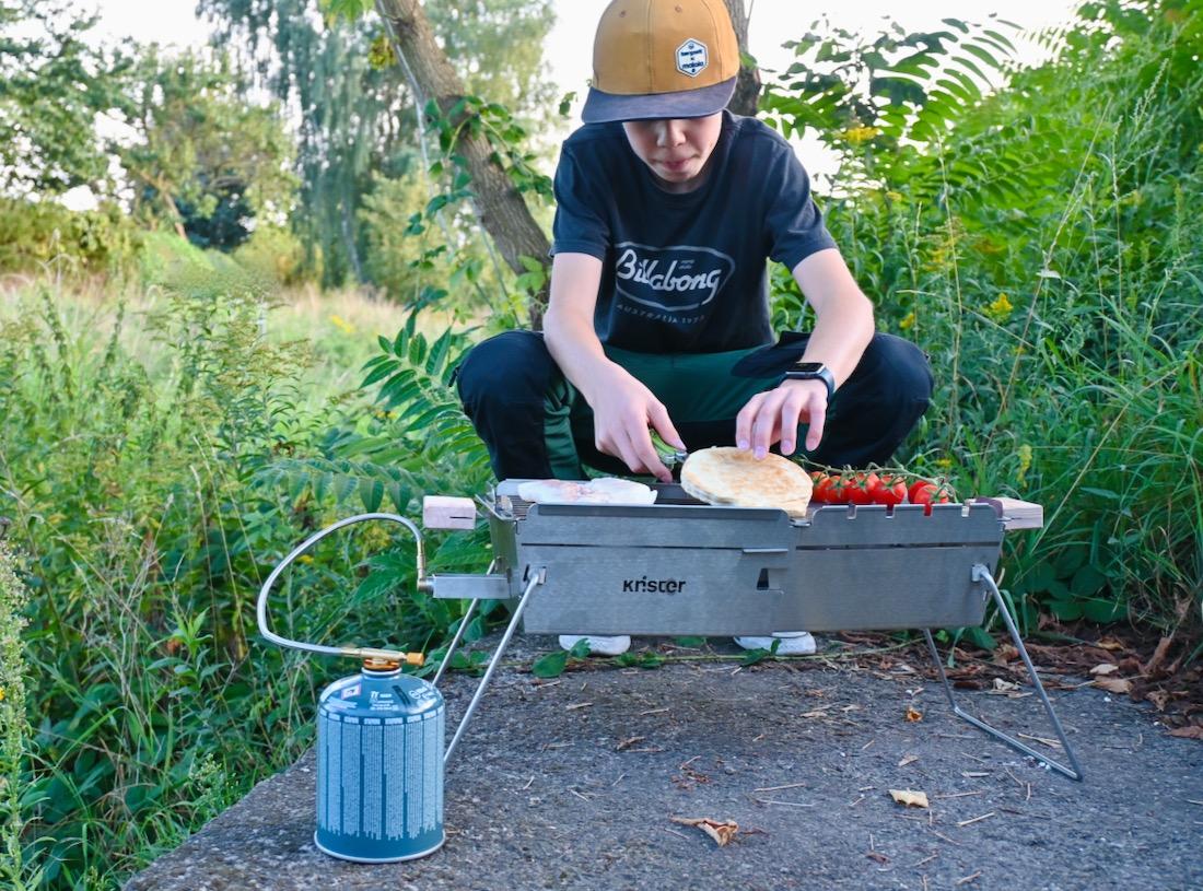Flo grillt mit dem Knister