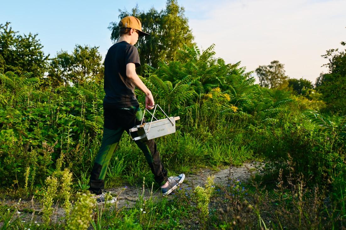 Flo trägt den Grill