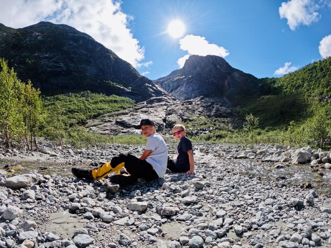 Flo und Ben im Vetledalen vor dem Bondhusbrea Gletscher