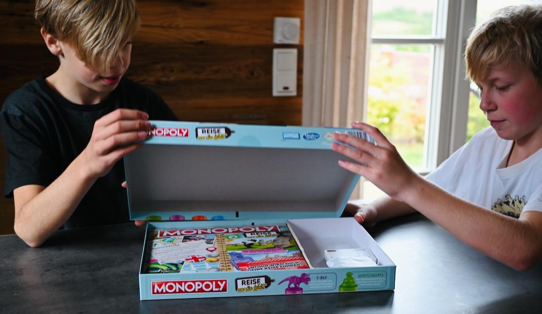 Flo und Ben packen Monopoly Reise um die Welt aus