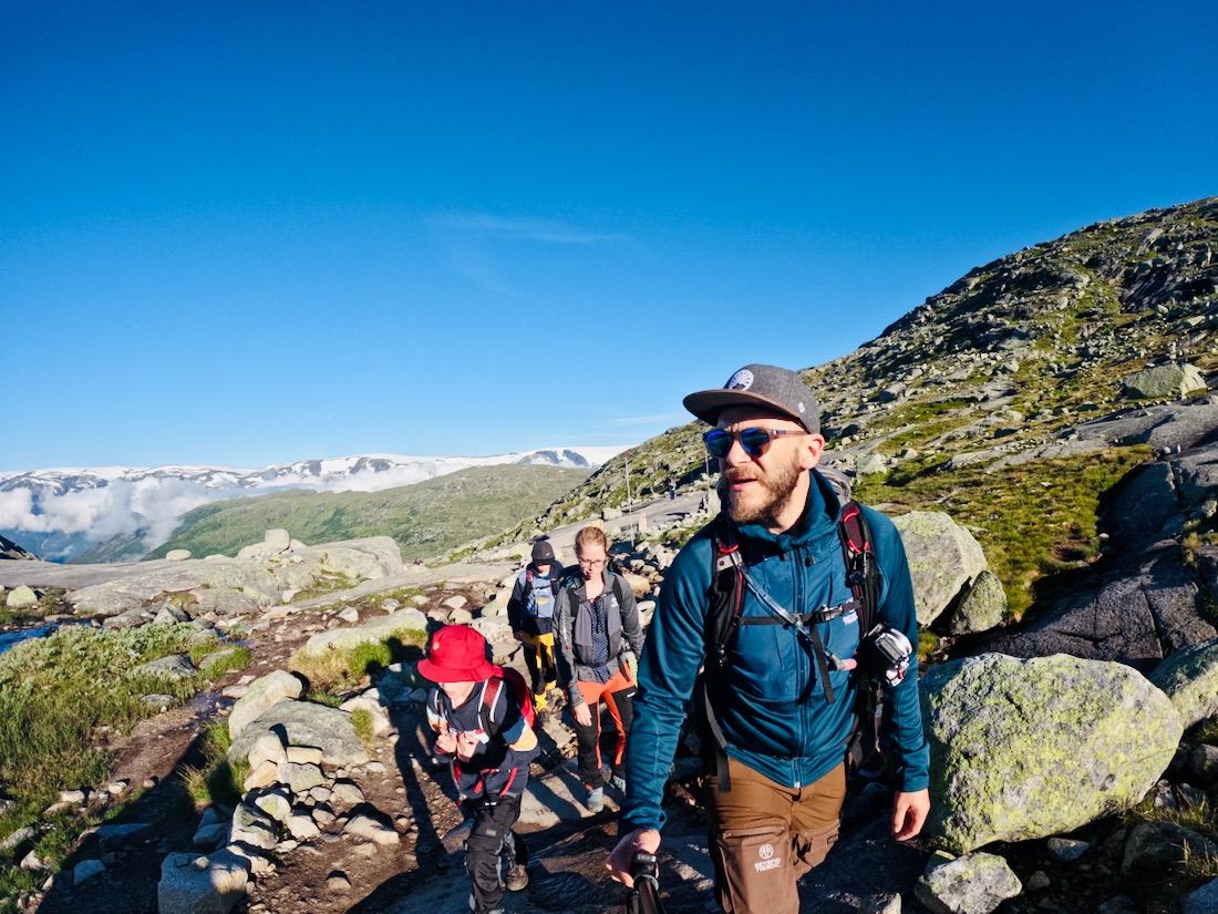 Fravely wandert am Morgen zur Trolltunga