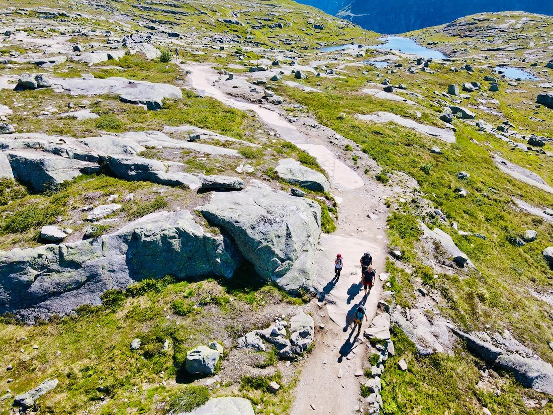 Fravely wandern auf dem Trolltunga Wanderweg