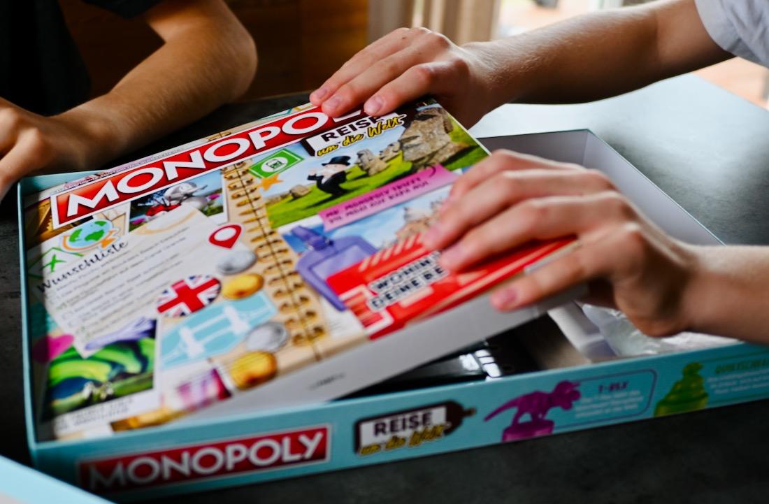 Monopoly Reise um die Welt wird ausgepackt