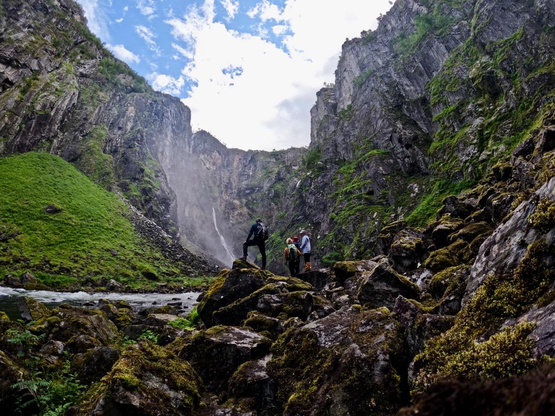 Wir direkt am Voringsfossen Wasserfall