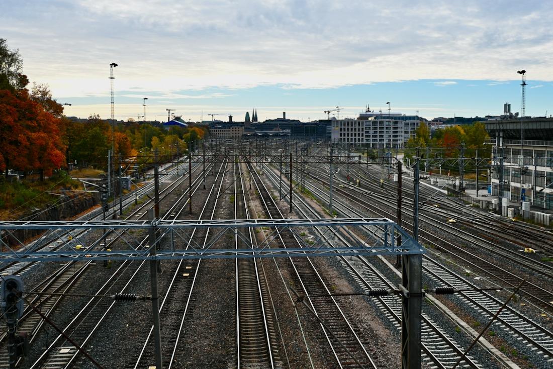 Bahngleise zum Bahnhof Helsinki