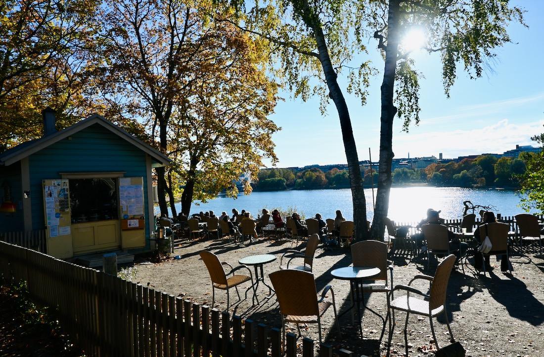 Ein Cafe am Wasser