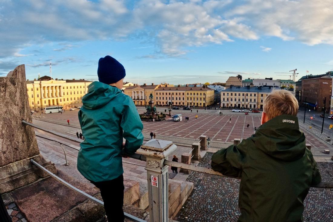 Flo und Ben schauen auf den Senatsplatz