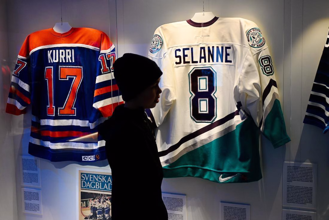 Flo vor den Eishockeytrikots im Tahto