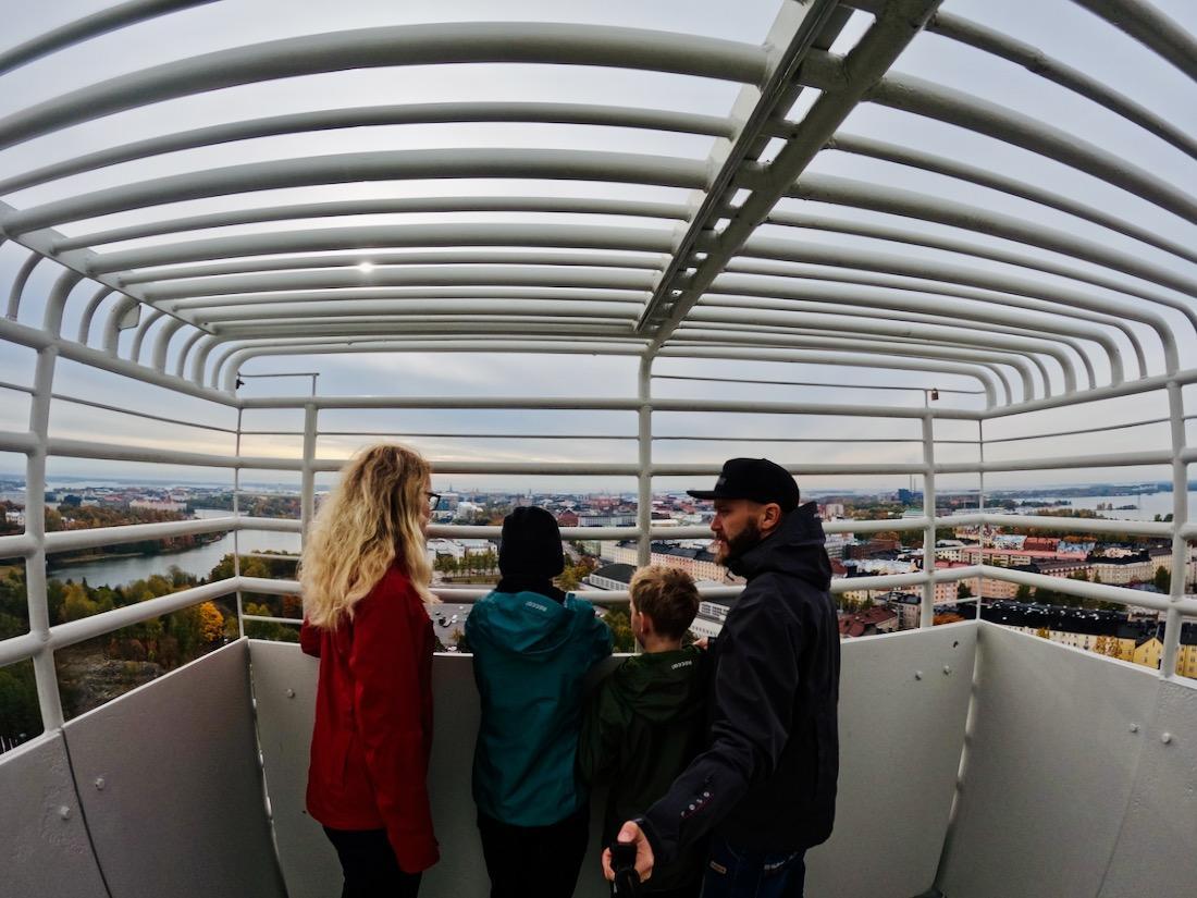 Fravely auf dem Olympiaturm mit Blick auf Helsinki