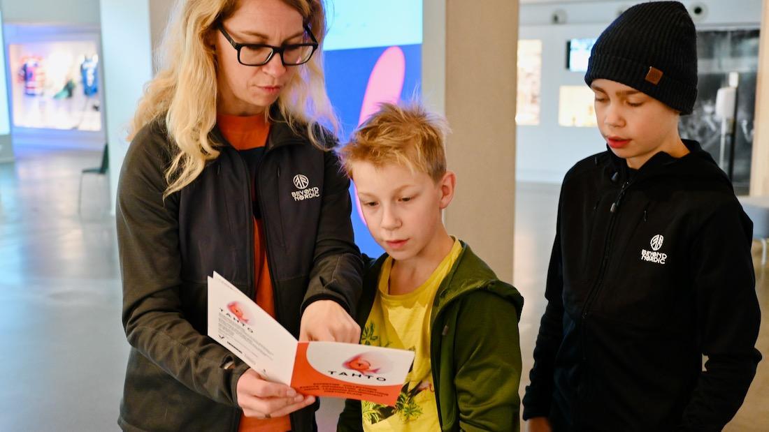 Melanie, Ben und Flo schauen auf den Plan vom Tahto