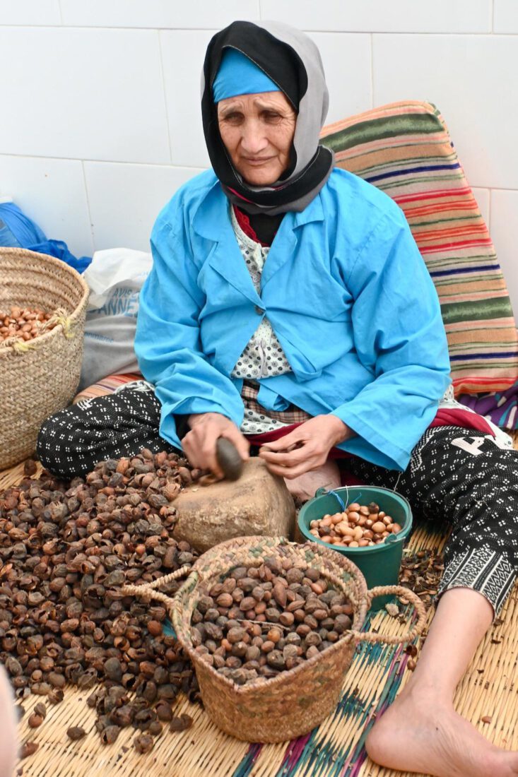 Alte Frau in der Argan Öl Presse