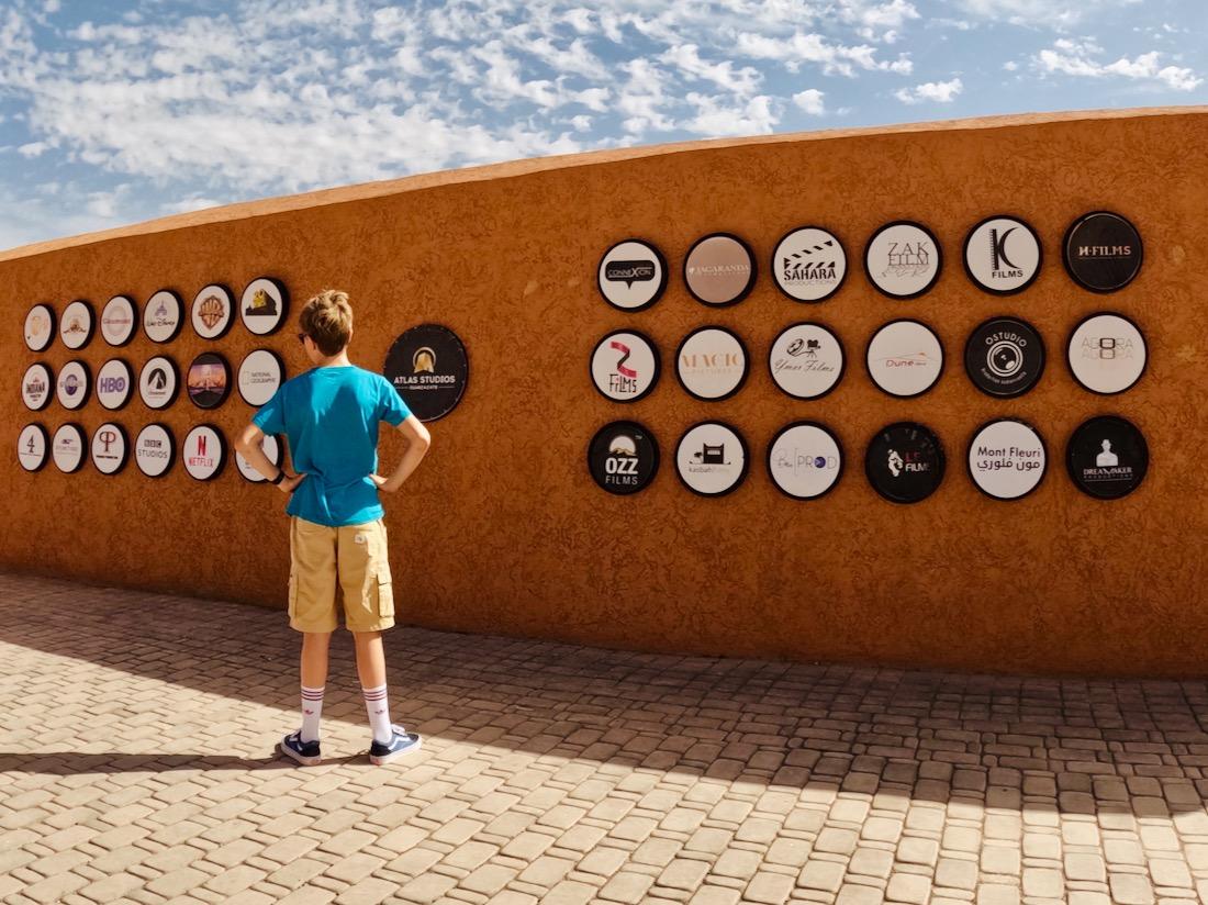 Atlas Studios Flo bestaunt die Produktionsfirmen-Logos