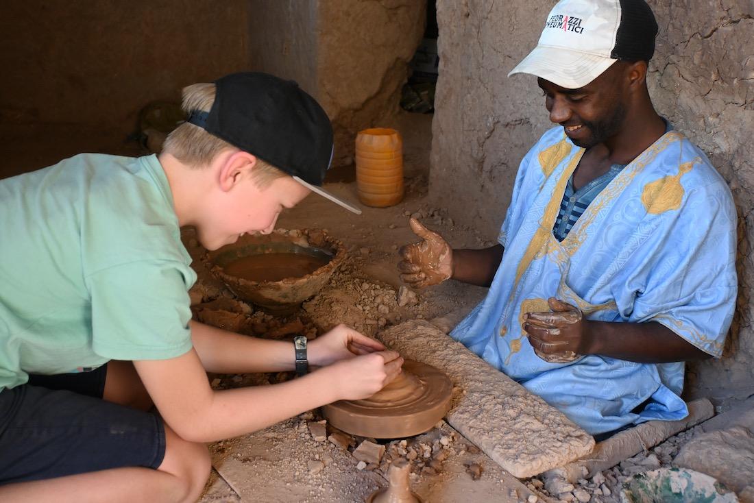 Ben formt mit Lehm eine Tagine in Marokko