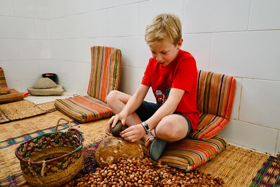 Ben knackt die Argan Frucht