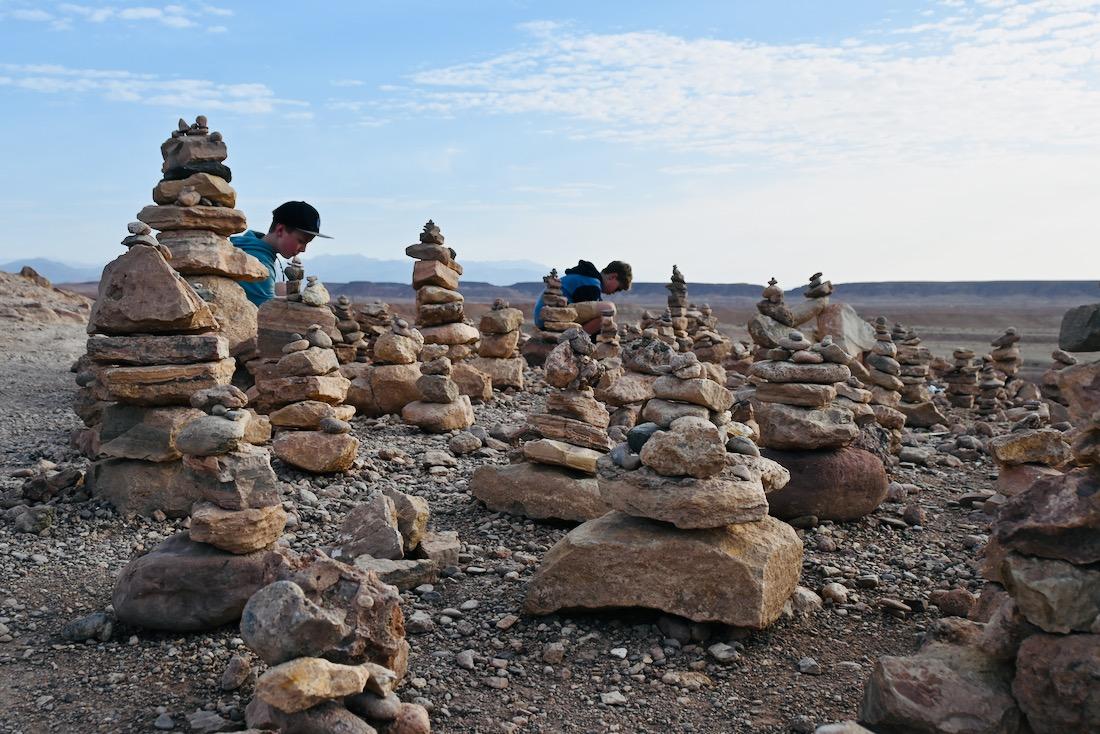 Ben und Flo bauen Steintuerme in Ait Ben Haddou